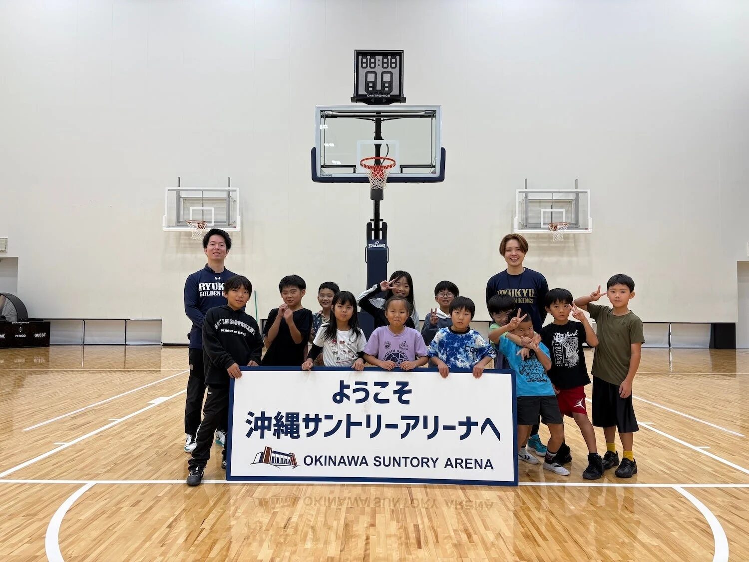 子どもたちと大人の集合写真