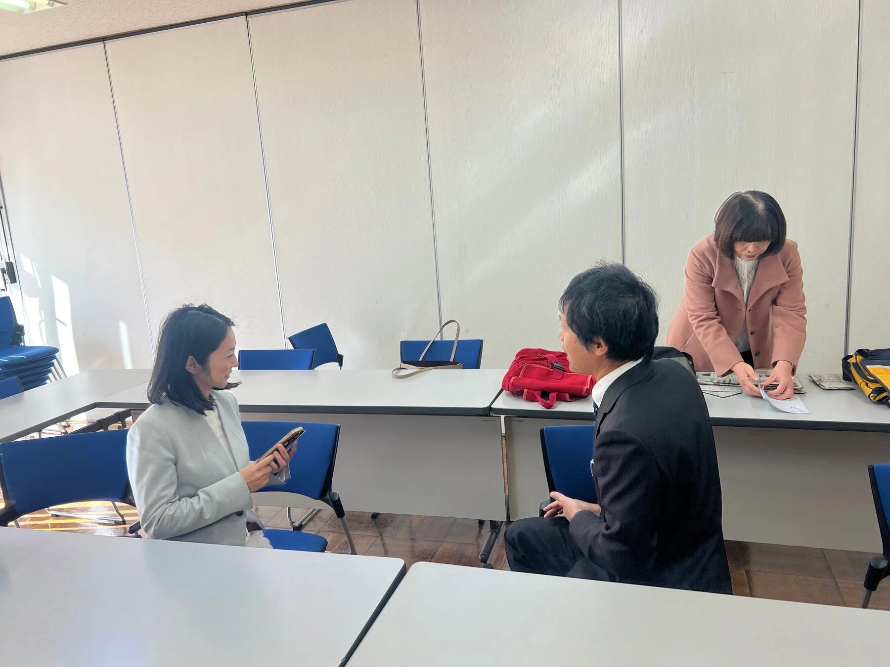 会議室での打ち合わせ