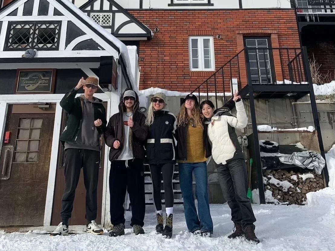 ニセコの雪景色で楽しむグループ