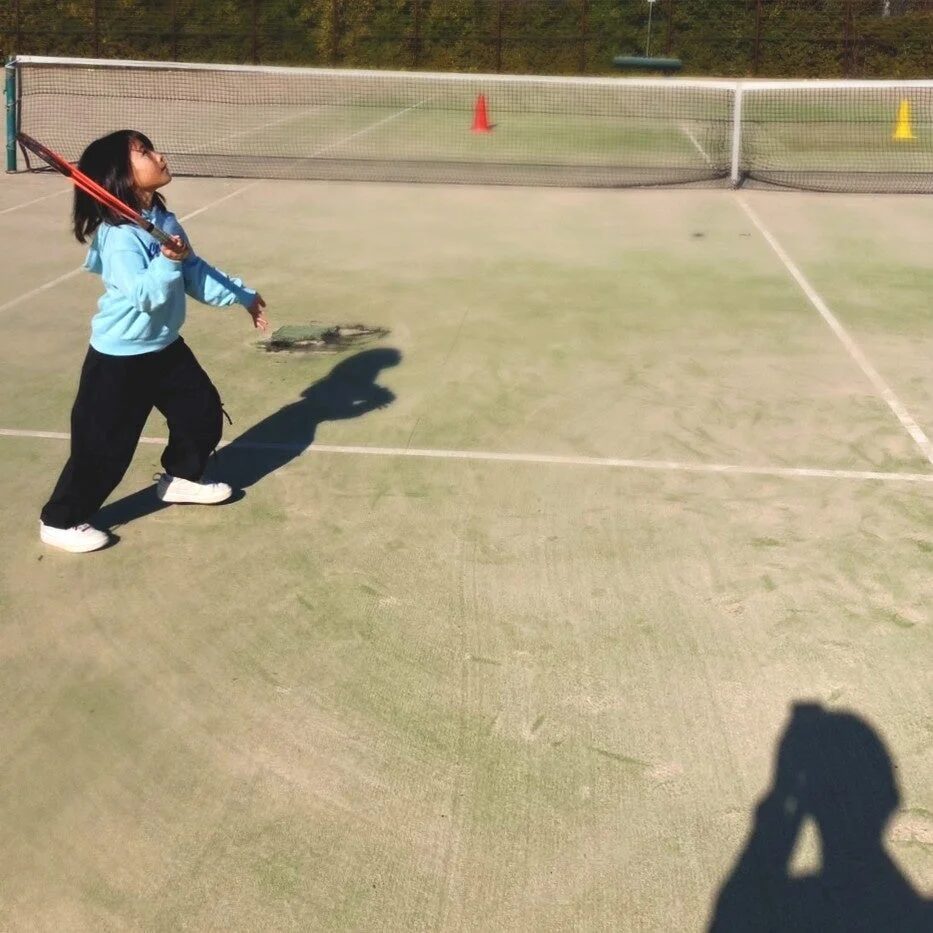 テニスラケットを構える子供