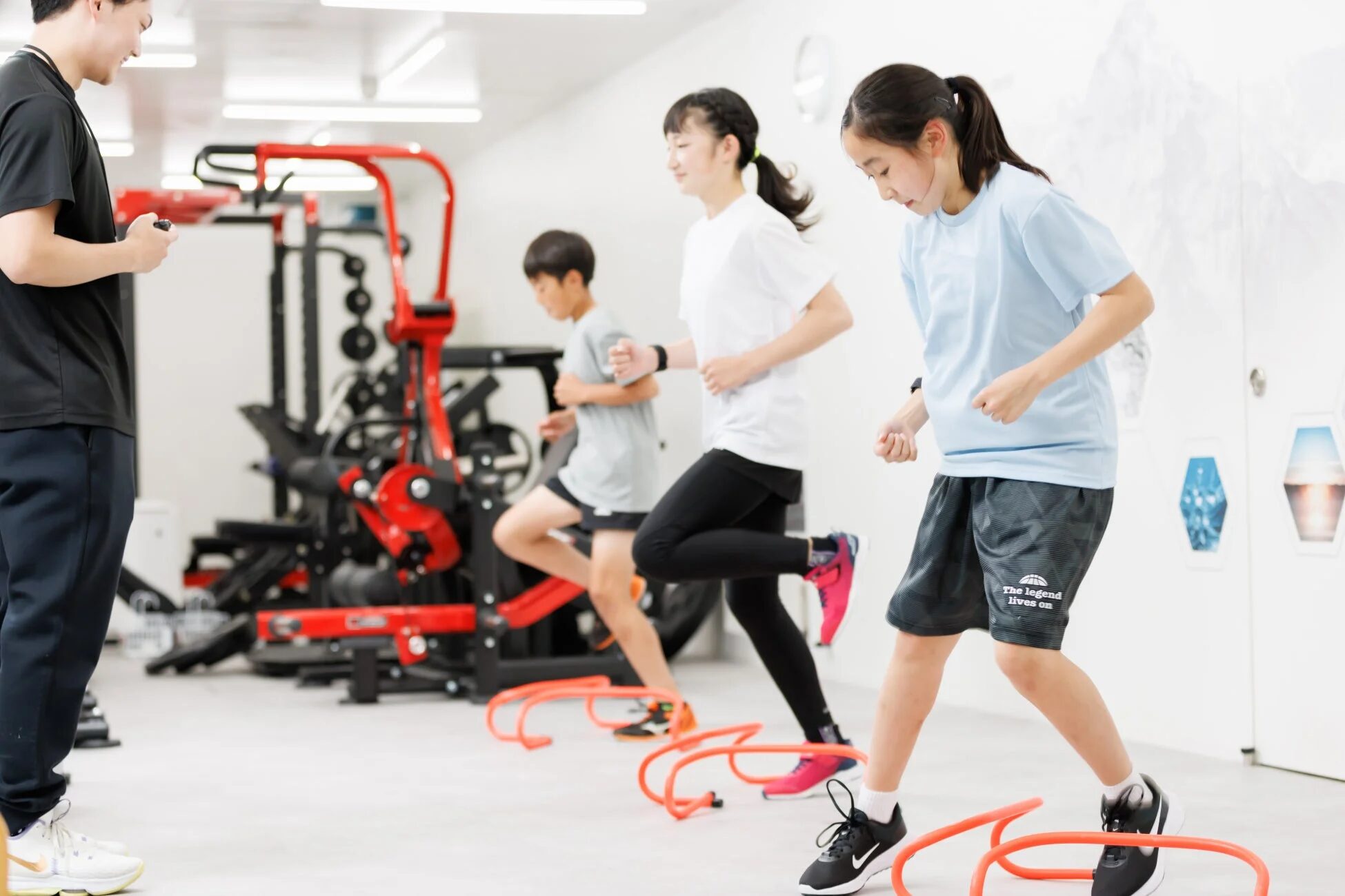 子供たちがミニハードルを使ったアジリティトレーニング