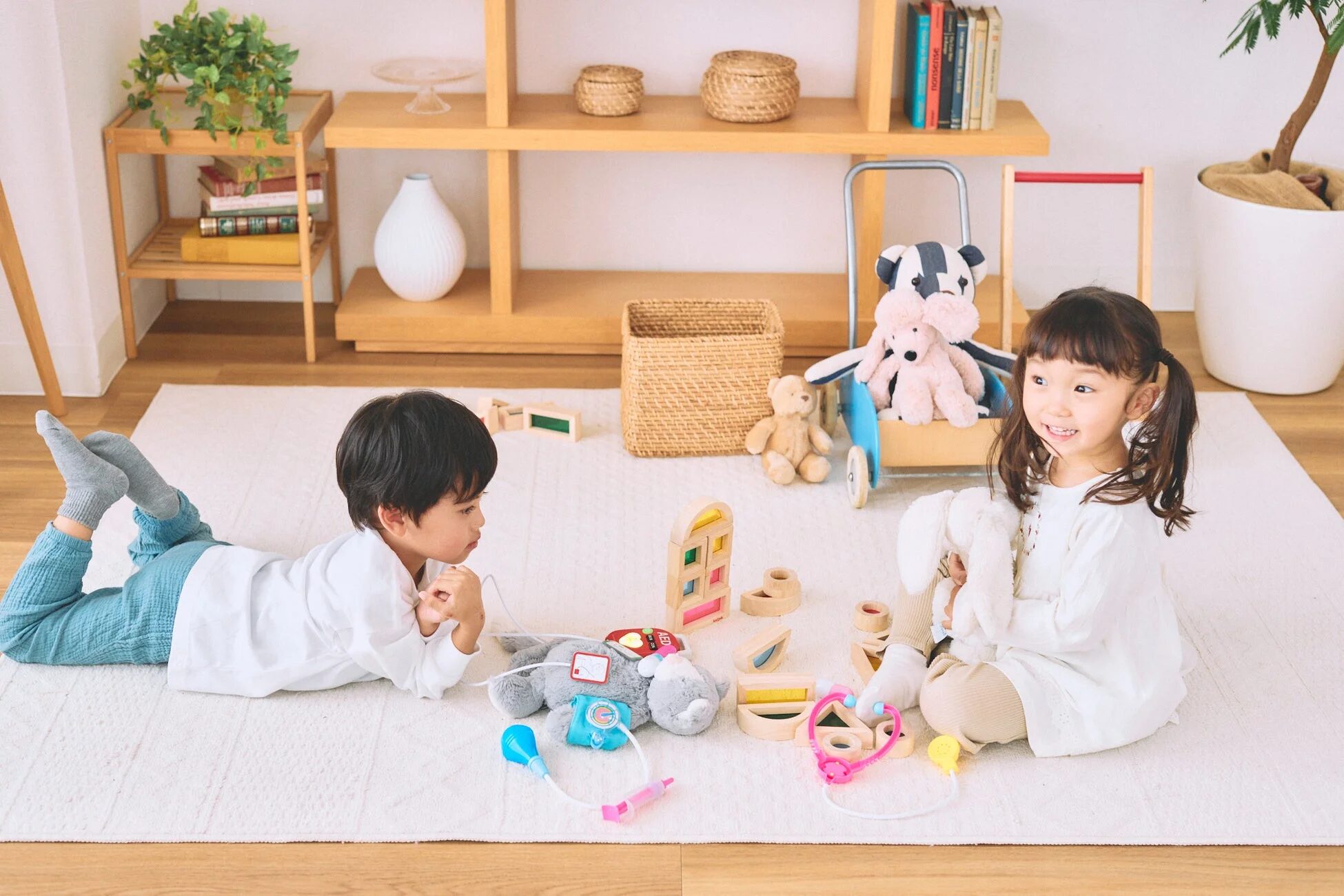 子どもたちが医者ごっこをする様子