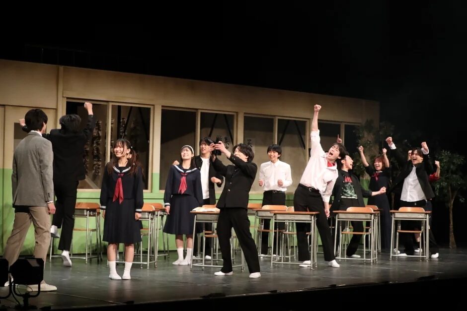 活気ある学園生活を演じる制服姿の学生たち