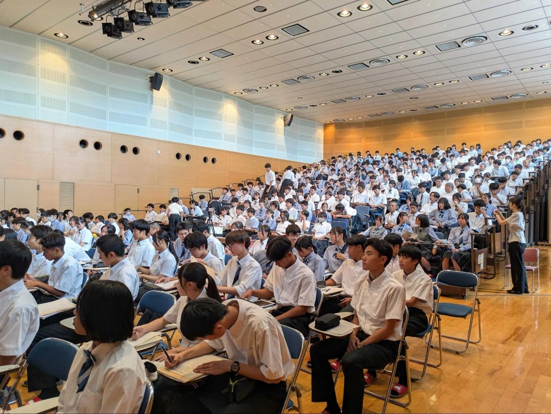 授業を聞く生徒たち