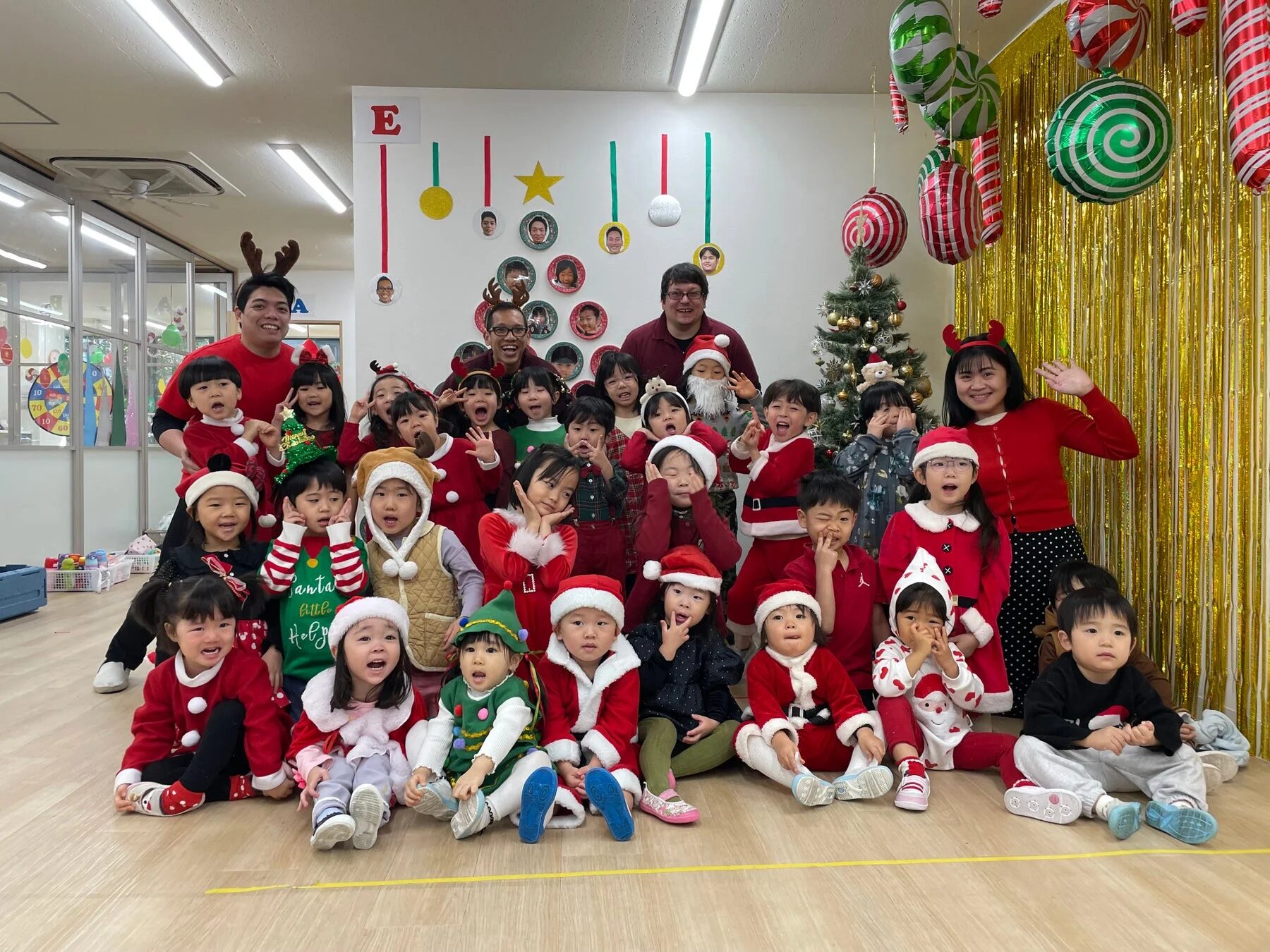 クリスマス衣装を着た子供たちと大人の集合写真