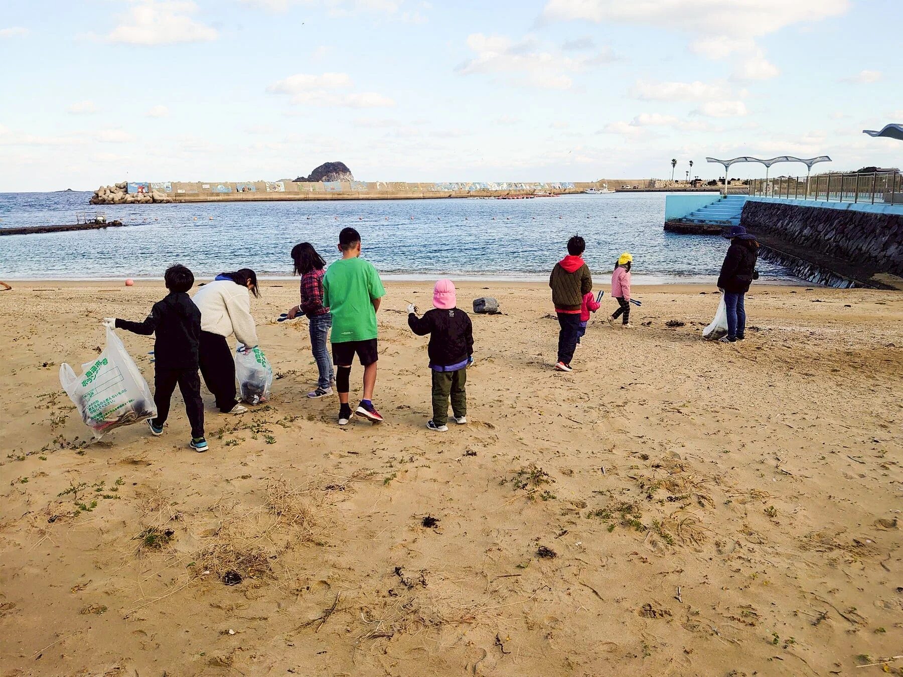 ビーチクリーン活動の様子