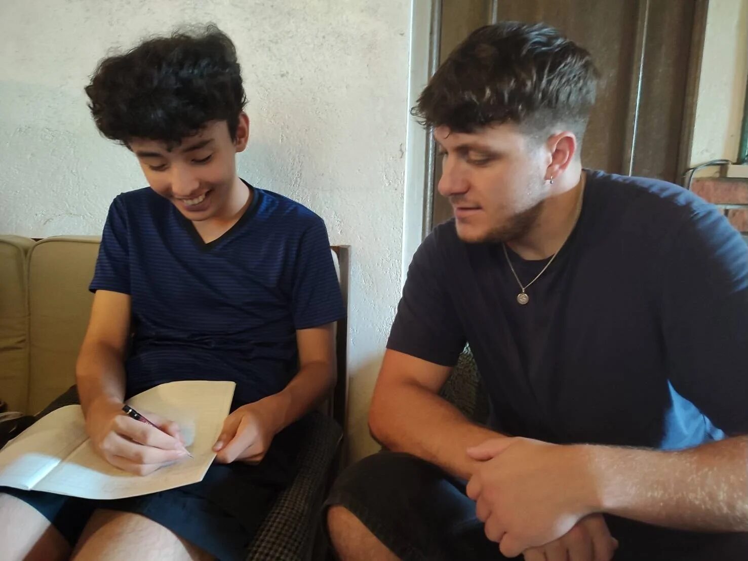 笑顔で勉強する二人