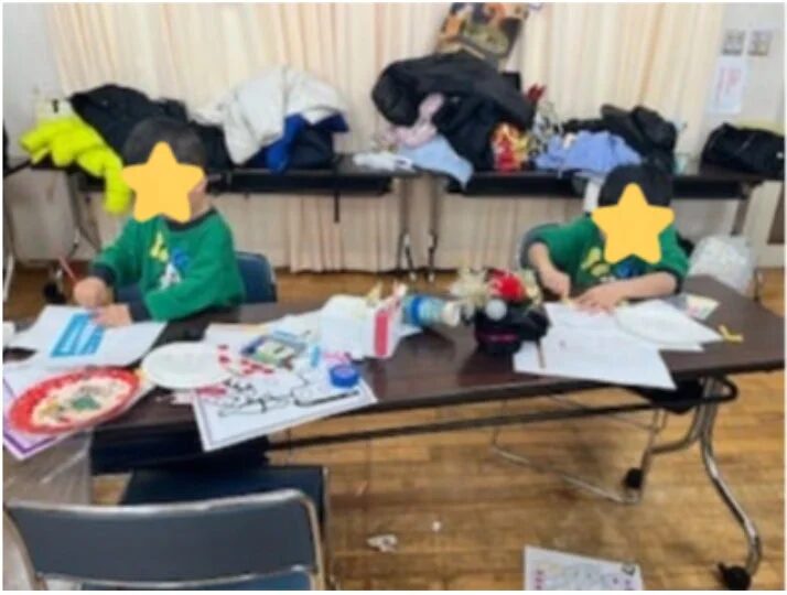 子供がお絵描きする様子