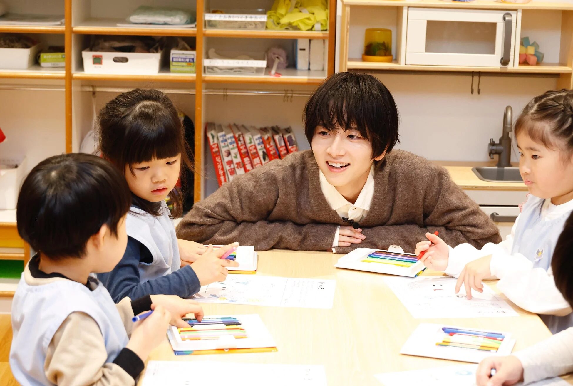 ぬりえワークショップ中の板垣さんと園児