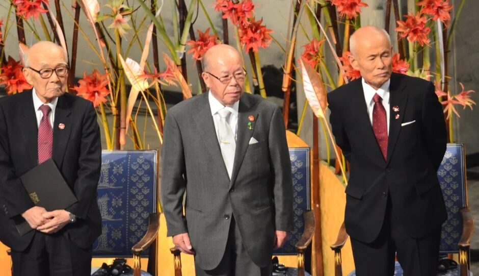 式典に臨む高齢男性たち