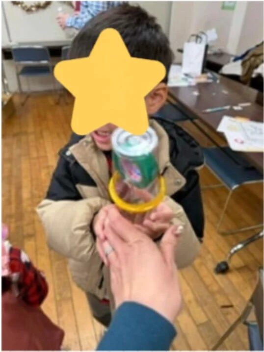 子供が缶のおもちゃで遊ぶ様子