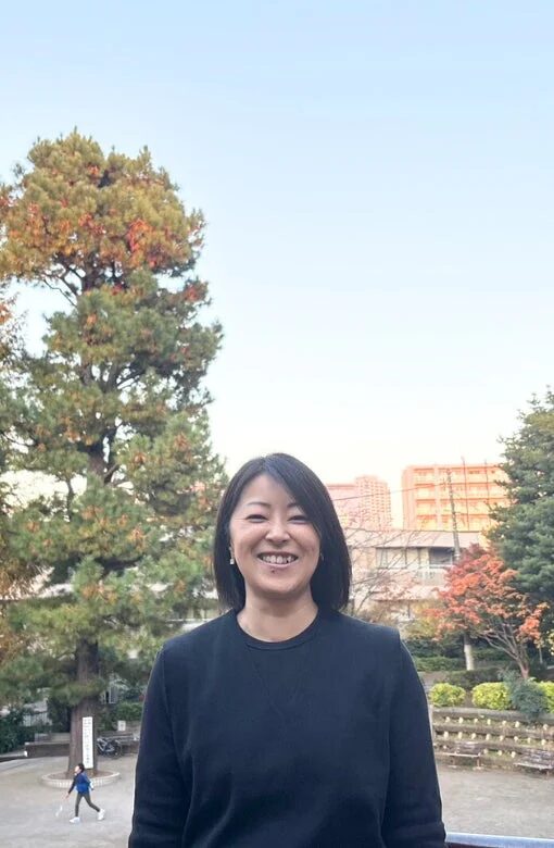 屋外の公園で笑顔を見せる日本人女性のポートレート