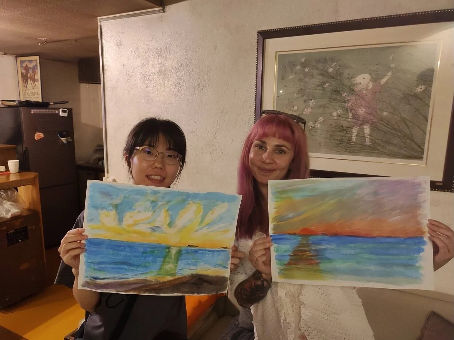 絵画を見せる二人