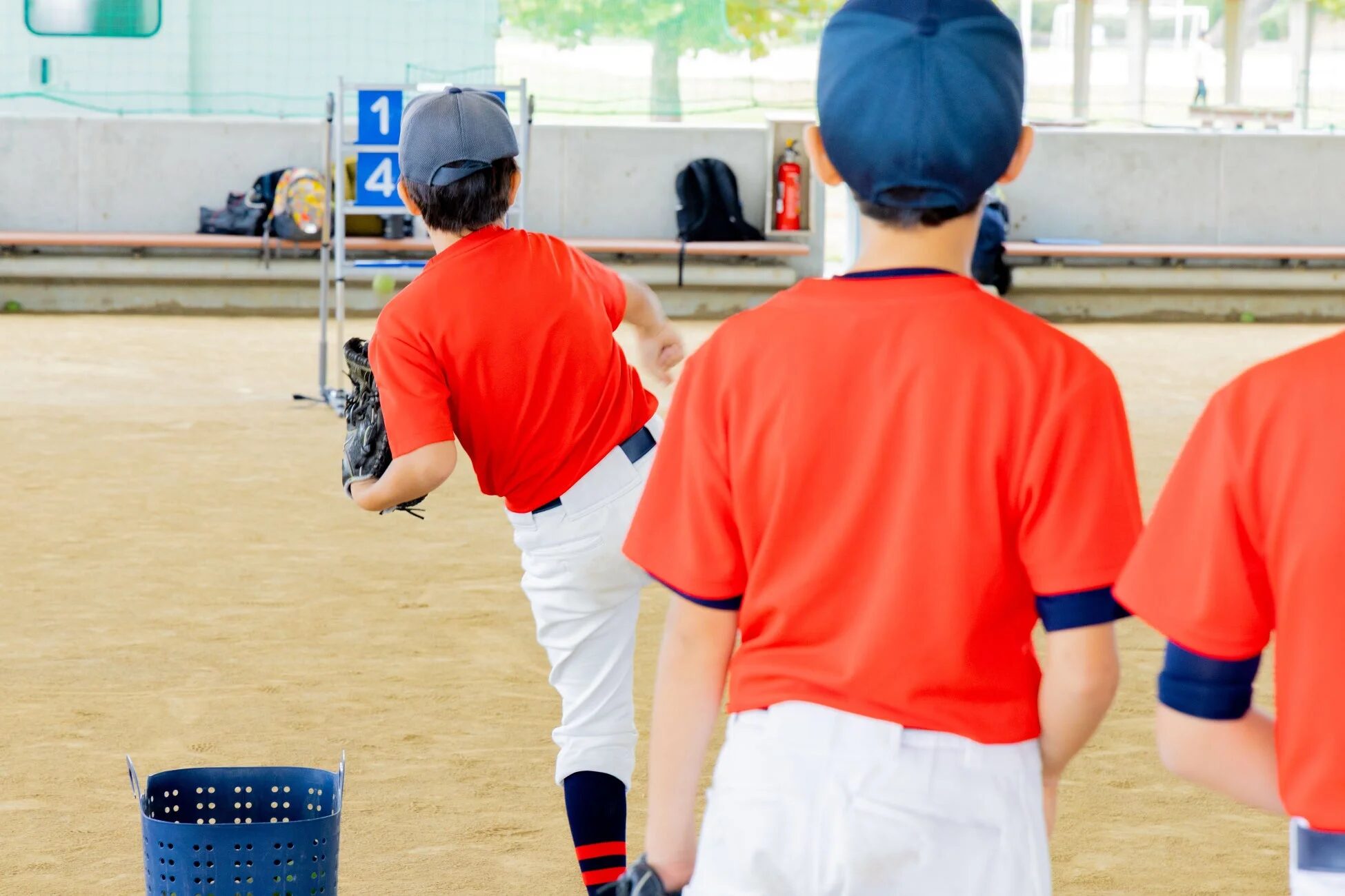 ストラックアウトに挑戦する子供