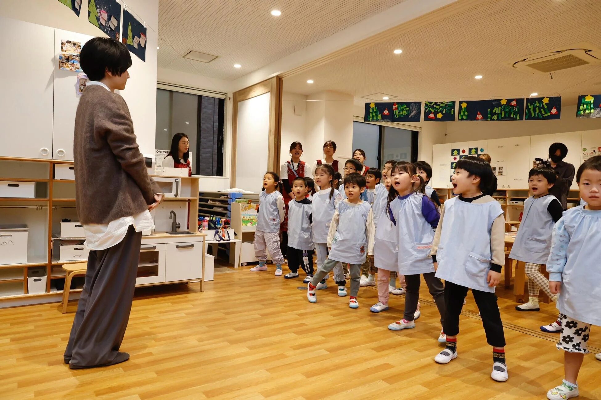 歌を歌う園児たち
