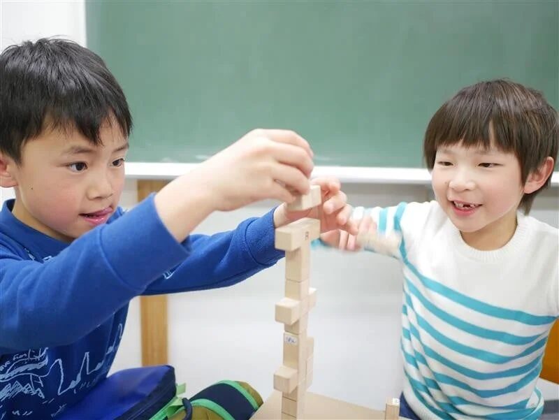 子どもたちが積み木で遊ぶ様子