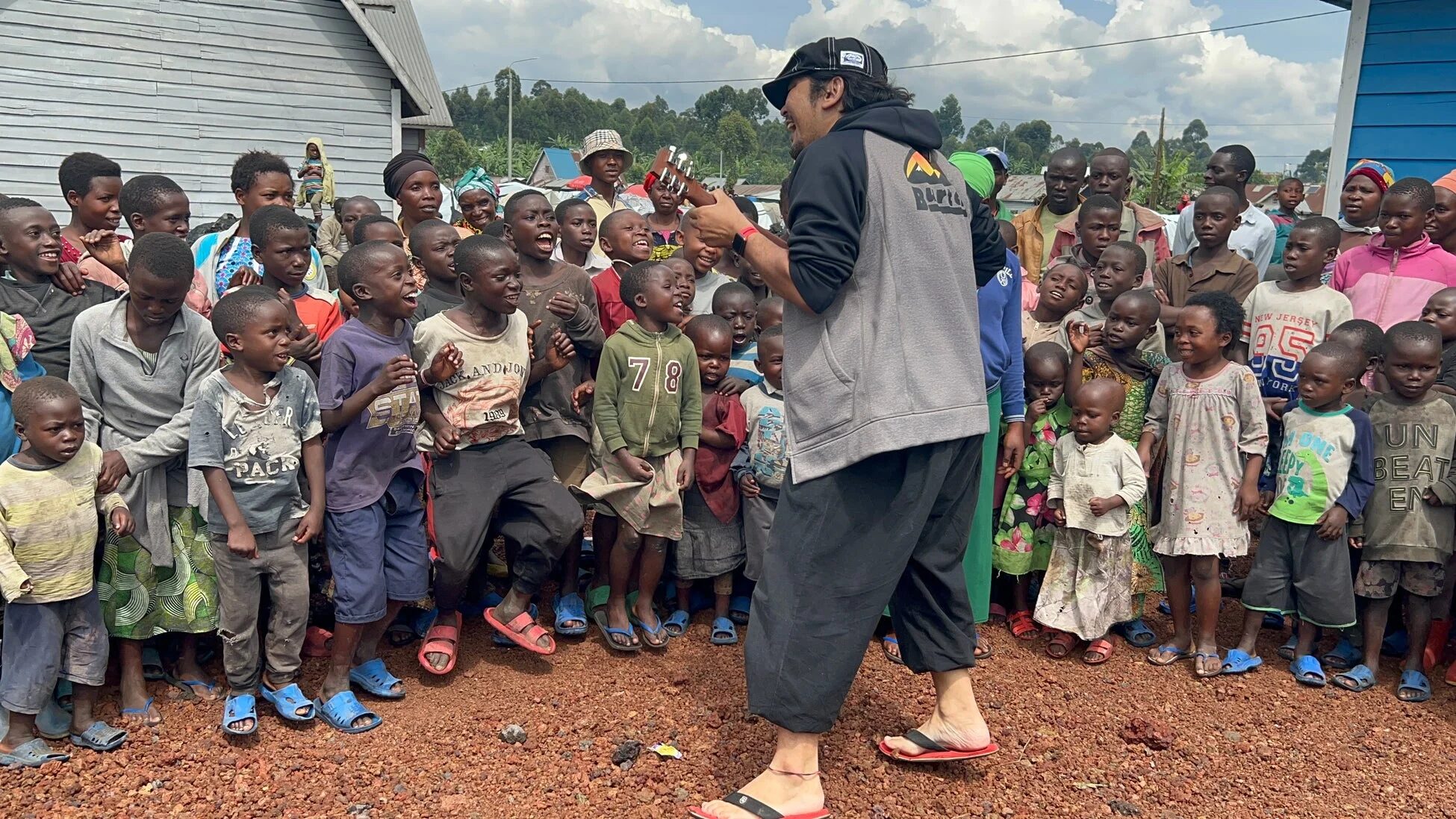 アフリカの子供たちとギター