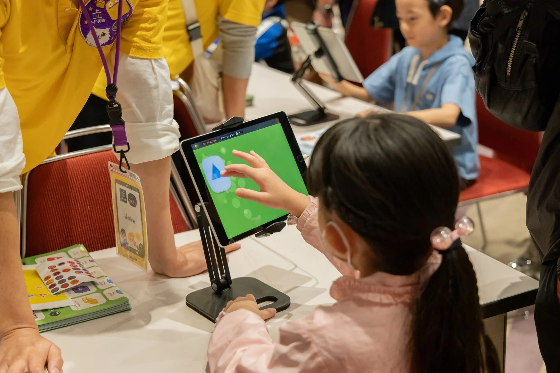 真剣にアプリに取り組む子どもたち