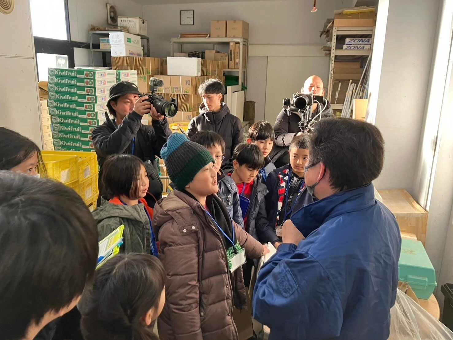 キウイフルーツと子供たち