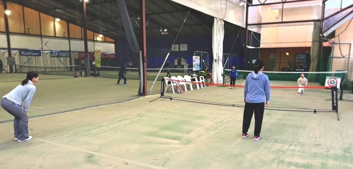 インドアテニスコートでのレッスン風景