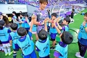 プロ選手とハイタッチする子どもたち