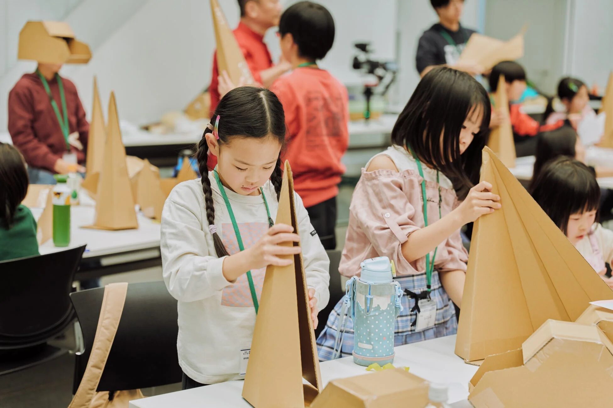 ダンボール工作に集中する子どもたち