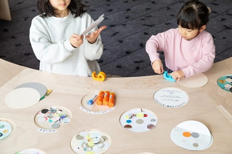 子供たちが工作を楽しむ様子