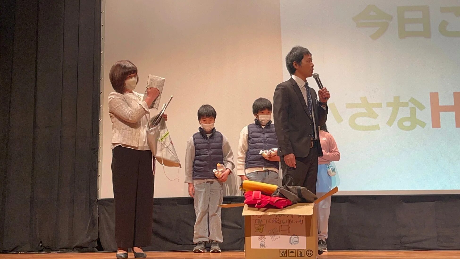 ステージ上の子どもたちとダンボール