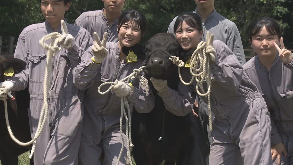 子牛と笑顔の学生たち