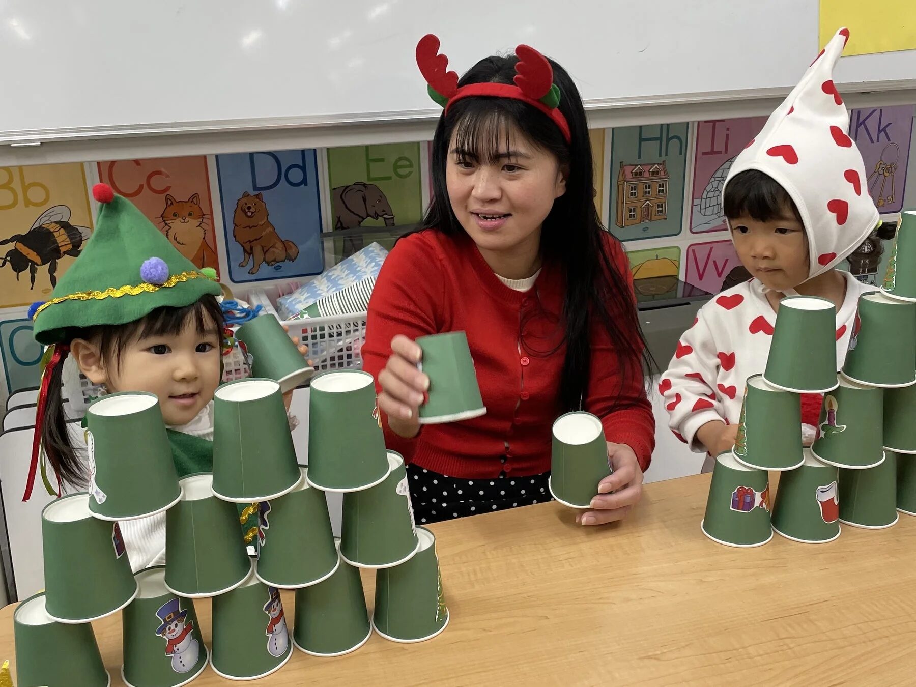子供たちがカップスタックで遊ぶ様子