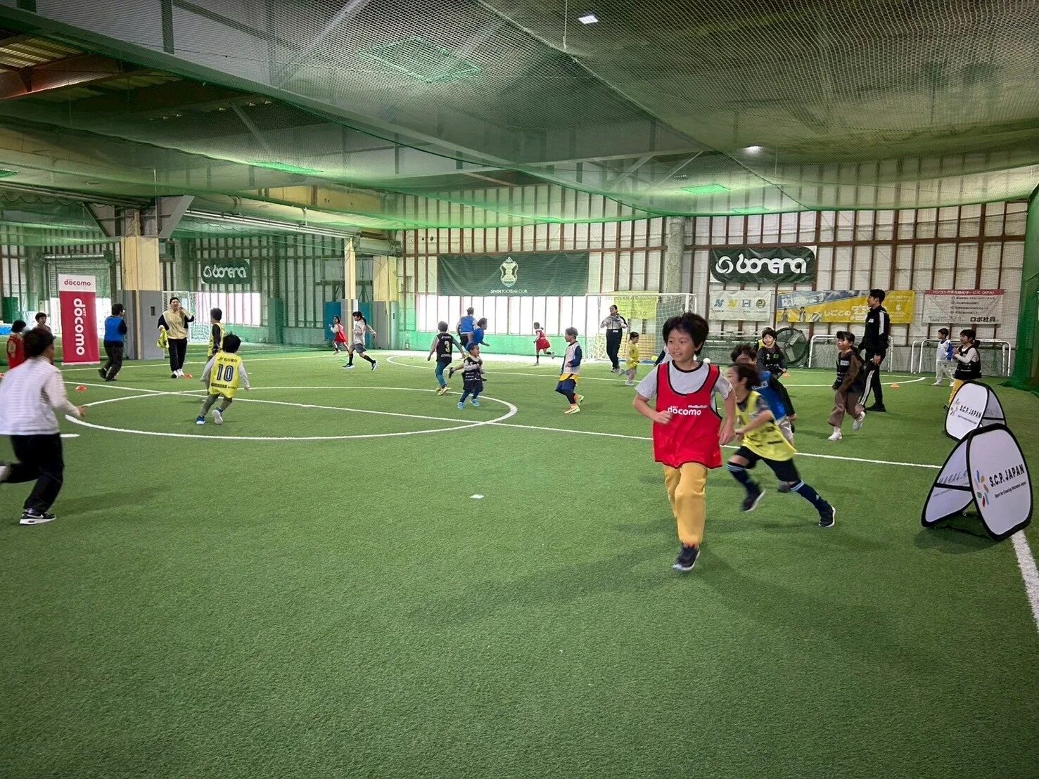 サッカーを楽しむ子供たち