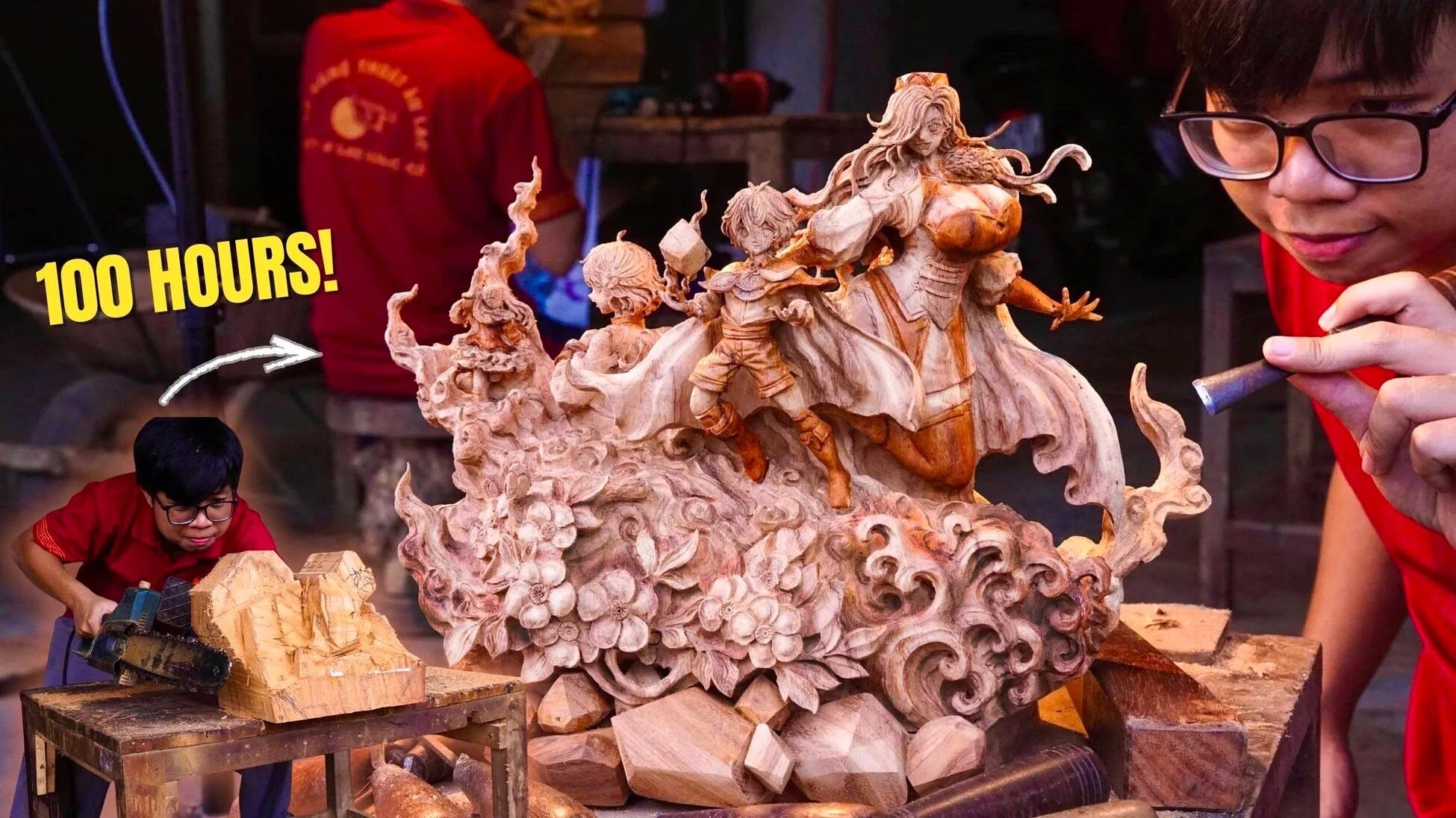 職人が木材から精巧なファンタジーキャラクターの彫刻を制作している様子。チェーンソーで荒削りする姿と、細部を仕上げる姿が写っており、その制作に100時間かけたことが強調されています。