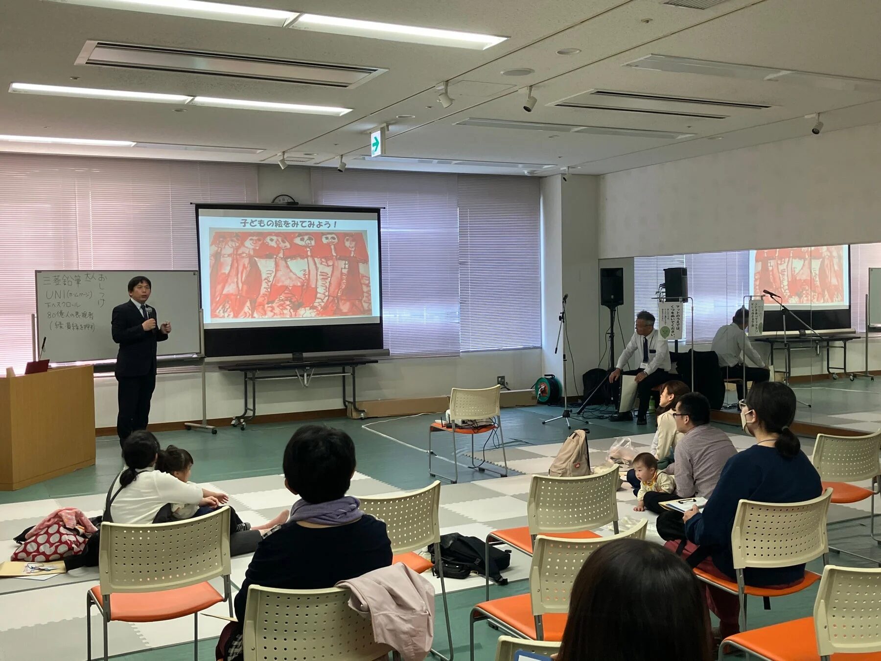 子どもの絵について語る先生