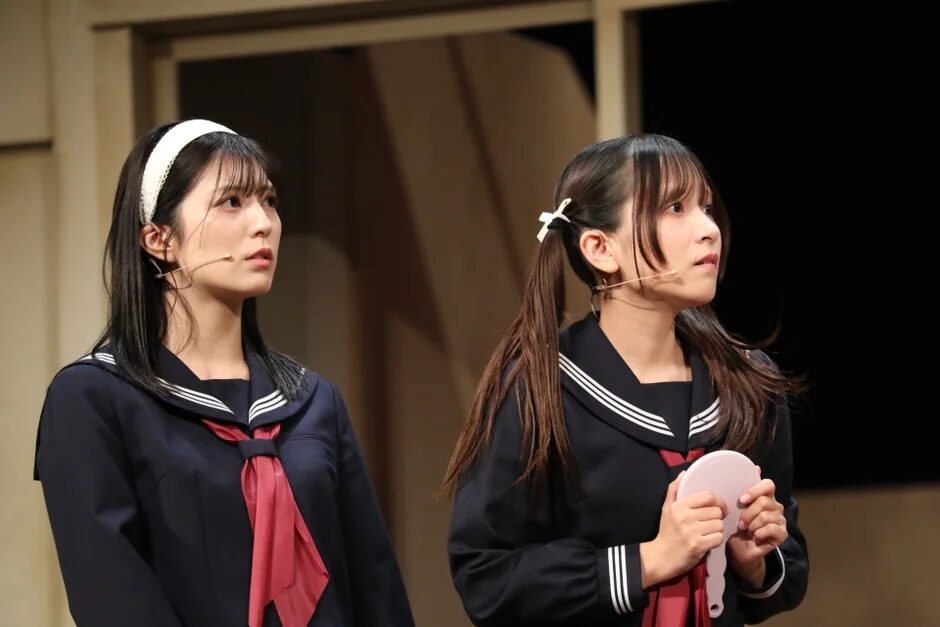 セーラー服姿の女子生徒二人のパフォーマンス