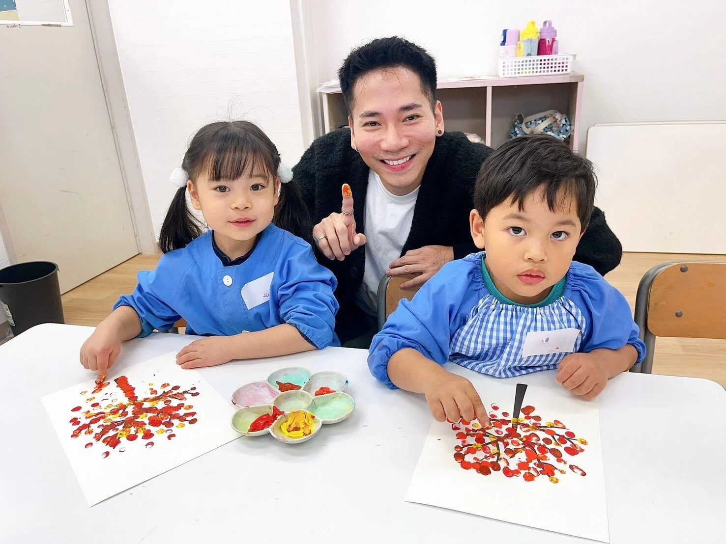 子供と男性が指絵