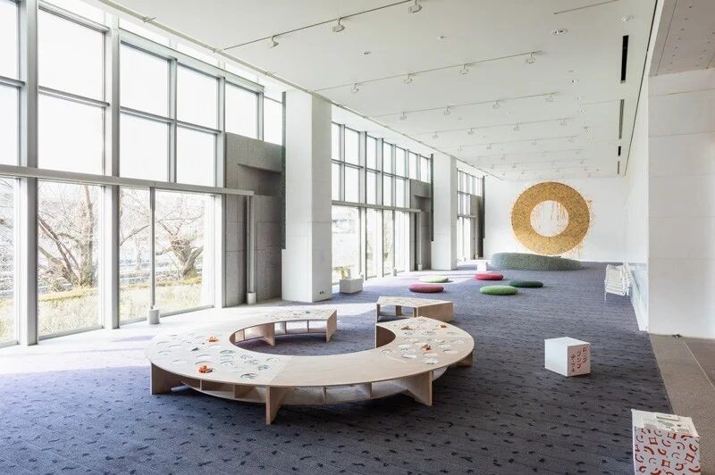 広々としたモダンな展示空間