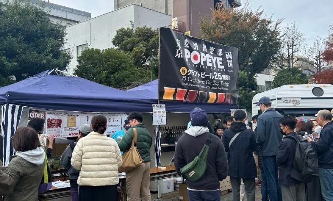 屋外でクラフトビールを提供するイベントの様子