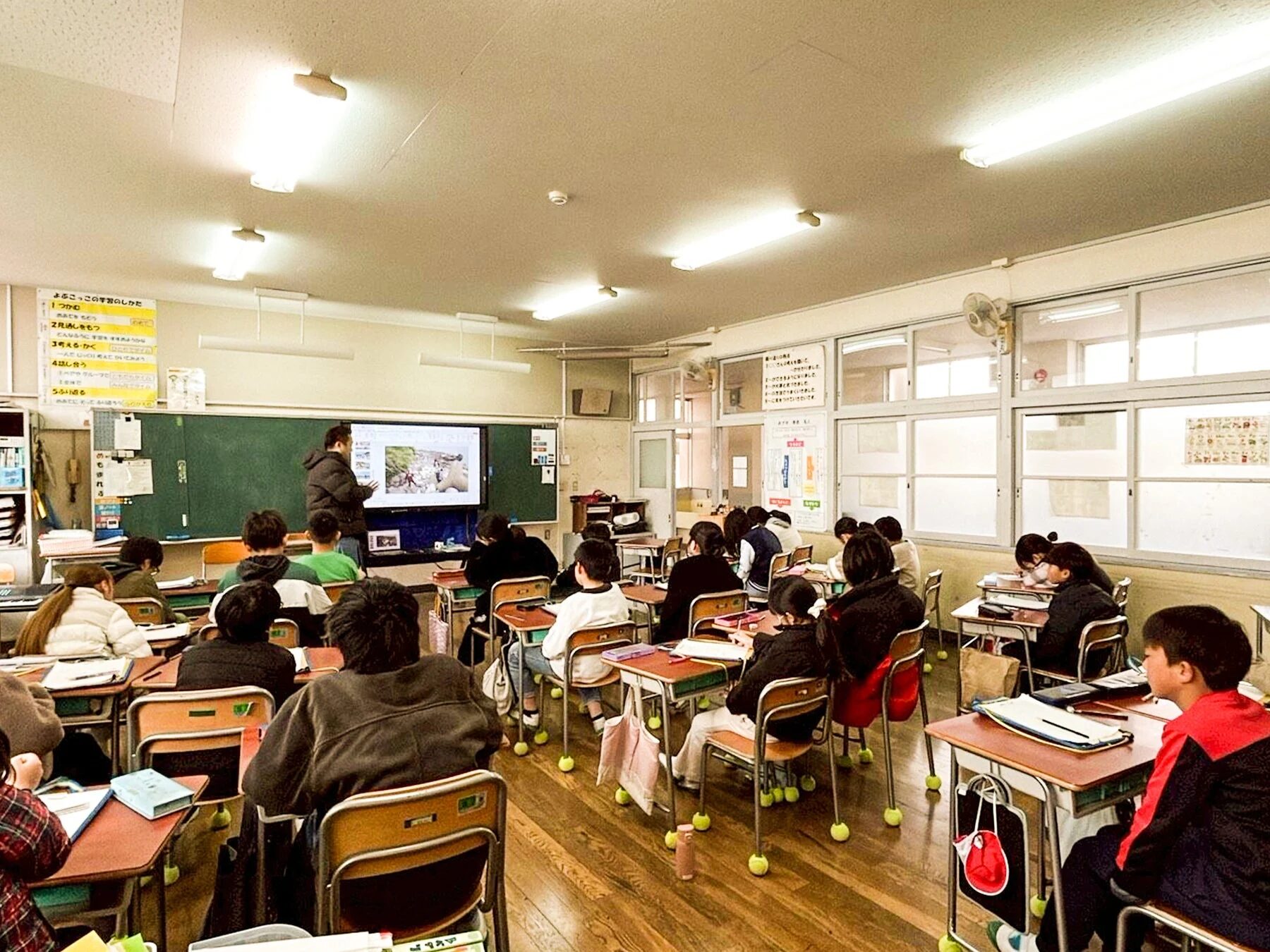 教室での海洋教育の授業風景