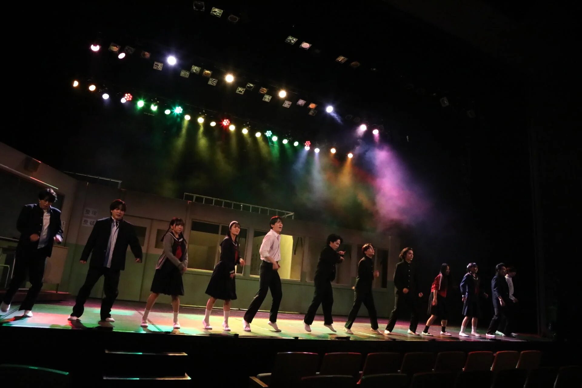 舞台上で踊る生徒たち
