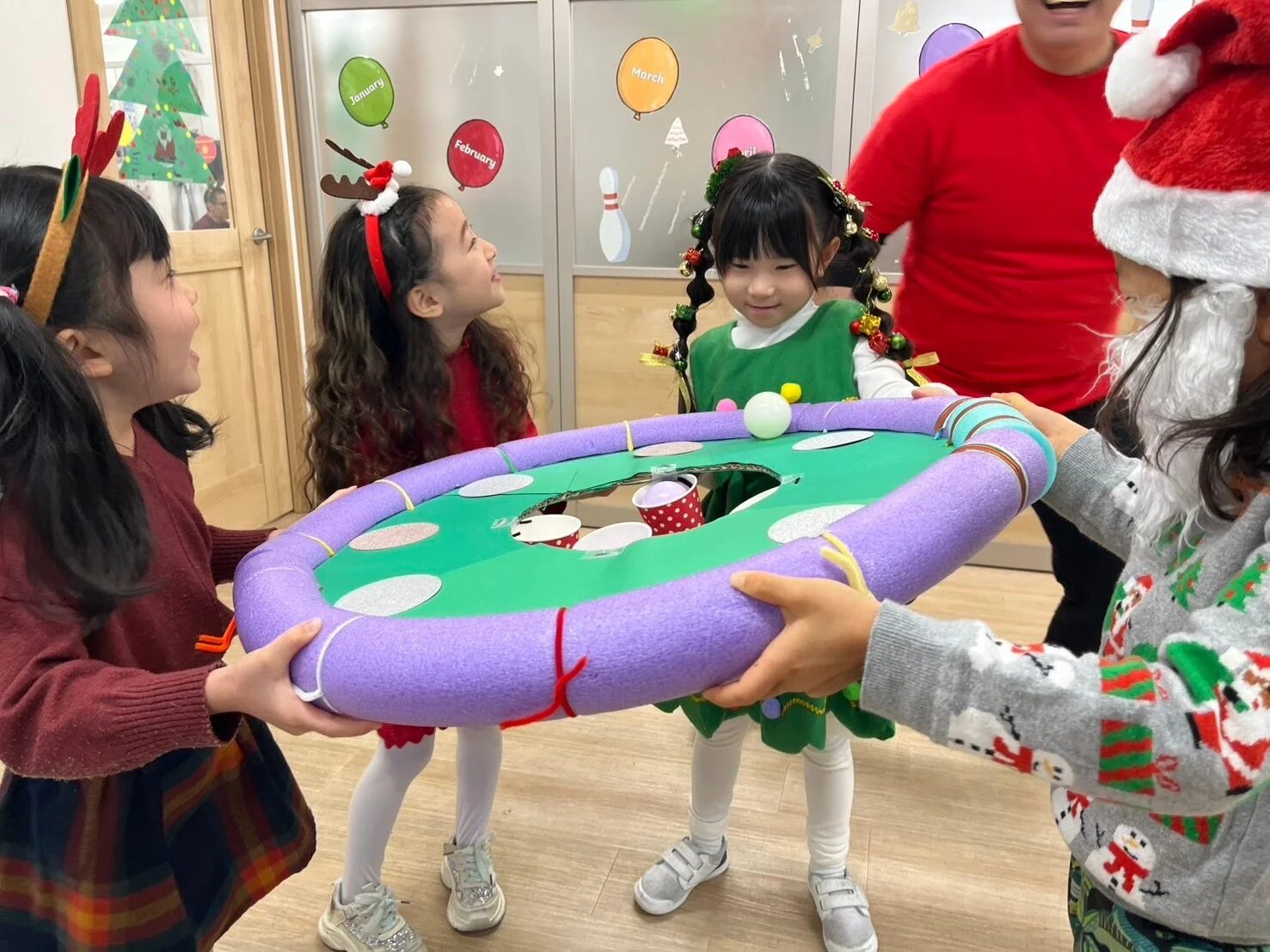 子供たちがゲームボードを囲み楽しむ様子