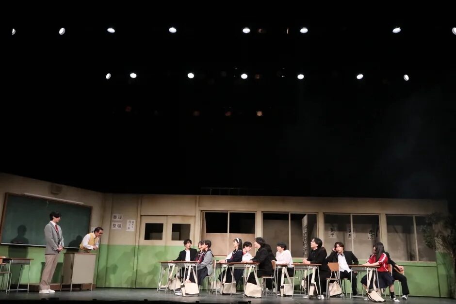 教室を舞台にした演劇の一場面