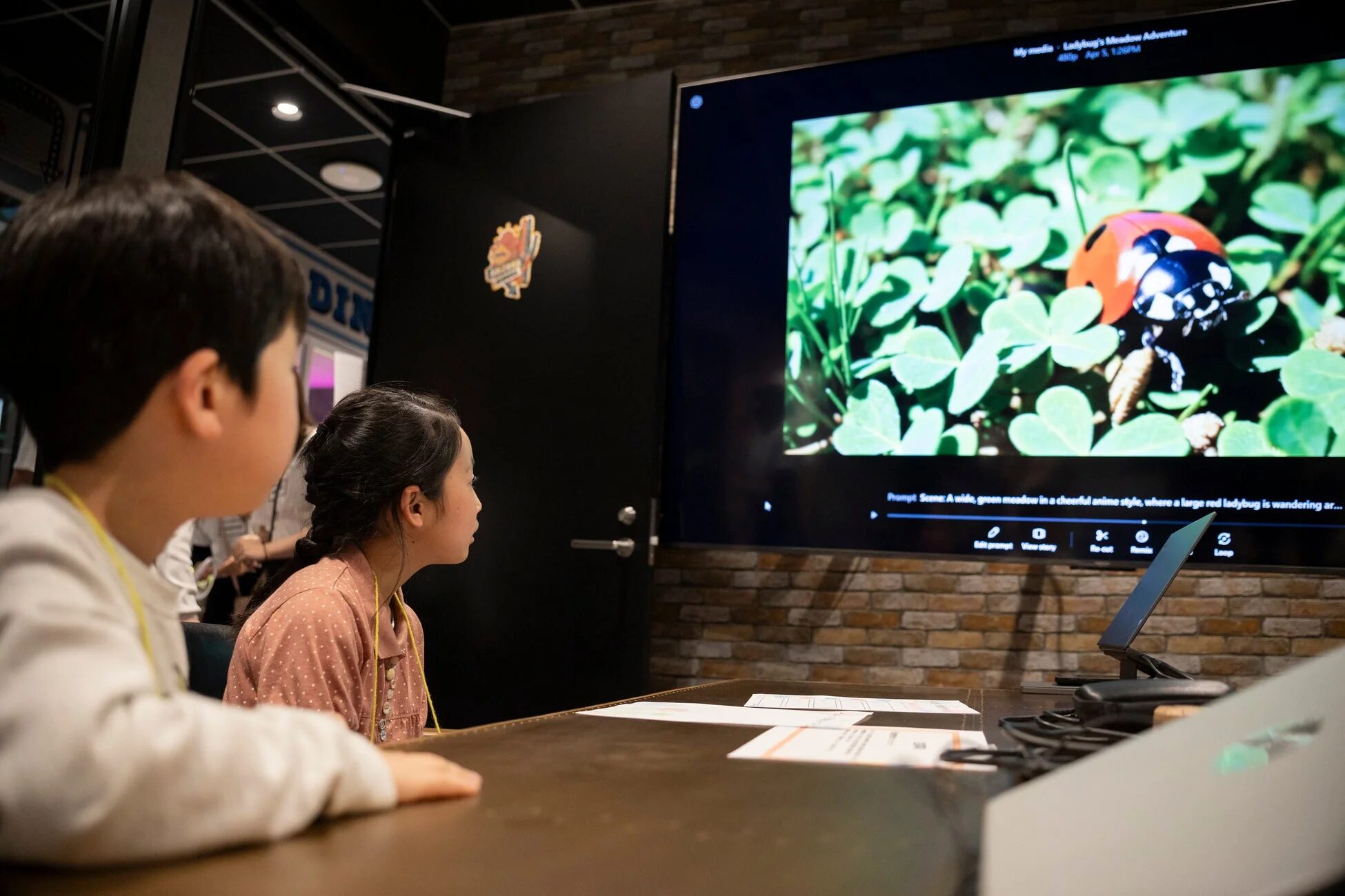 子どもたちがスクリーンを見ている様子