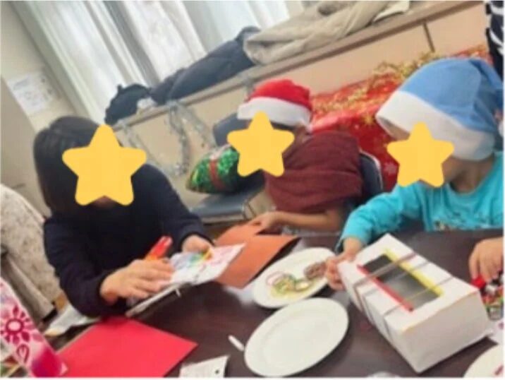 サンタ帽の子供たちの工作