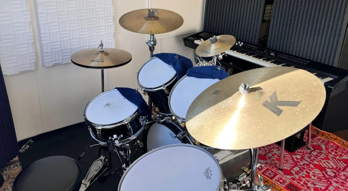 音楽スタジオに置かれたドラムセットのクローズアップ画像