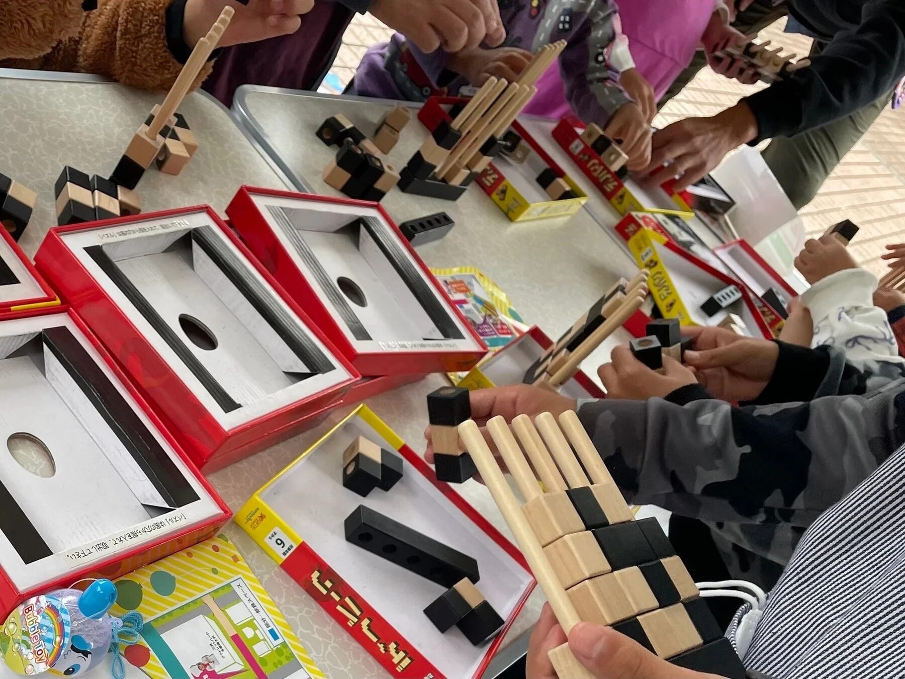 子供たちがパズルで遊ぶ様子