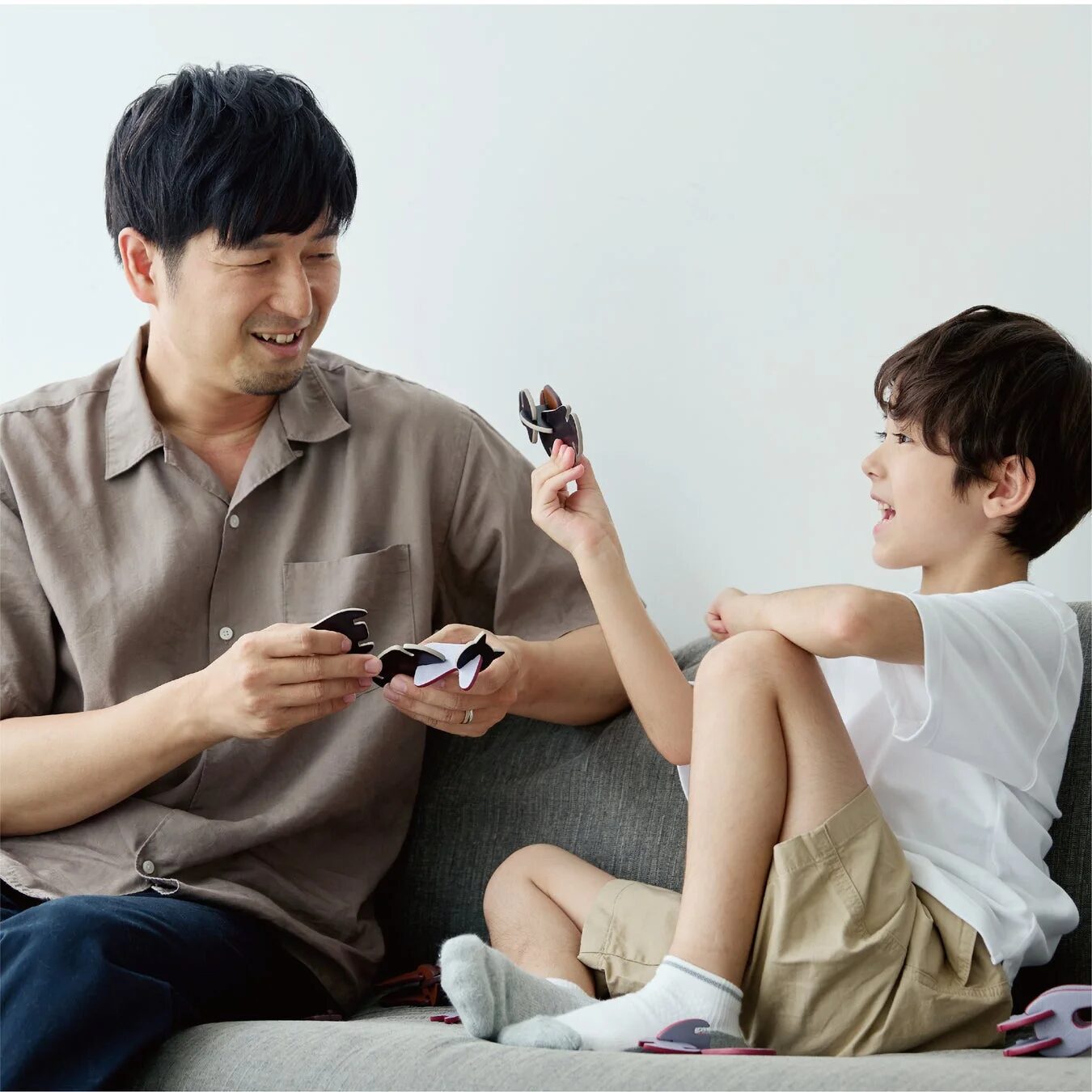 リビングで親子がレザーパズルで遊ぶ様子