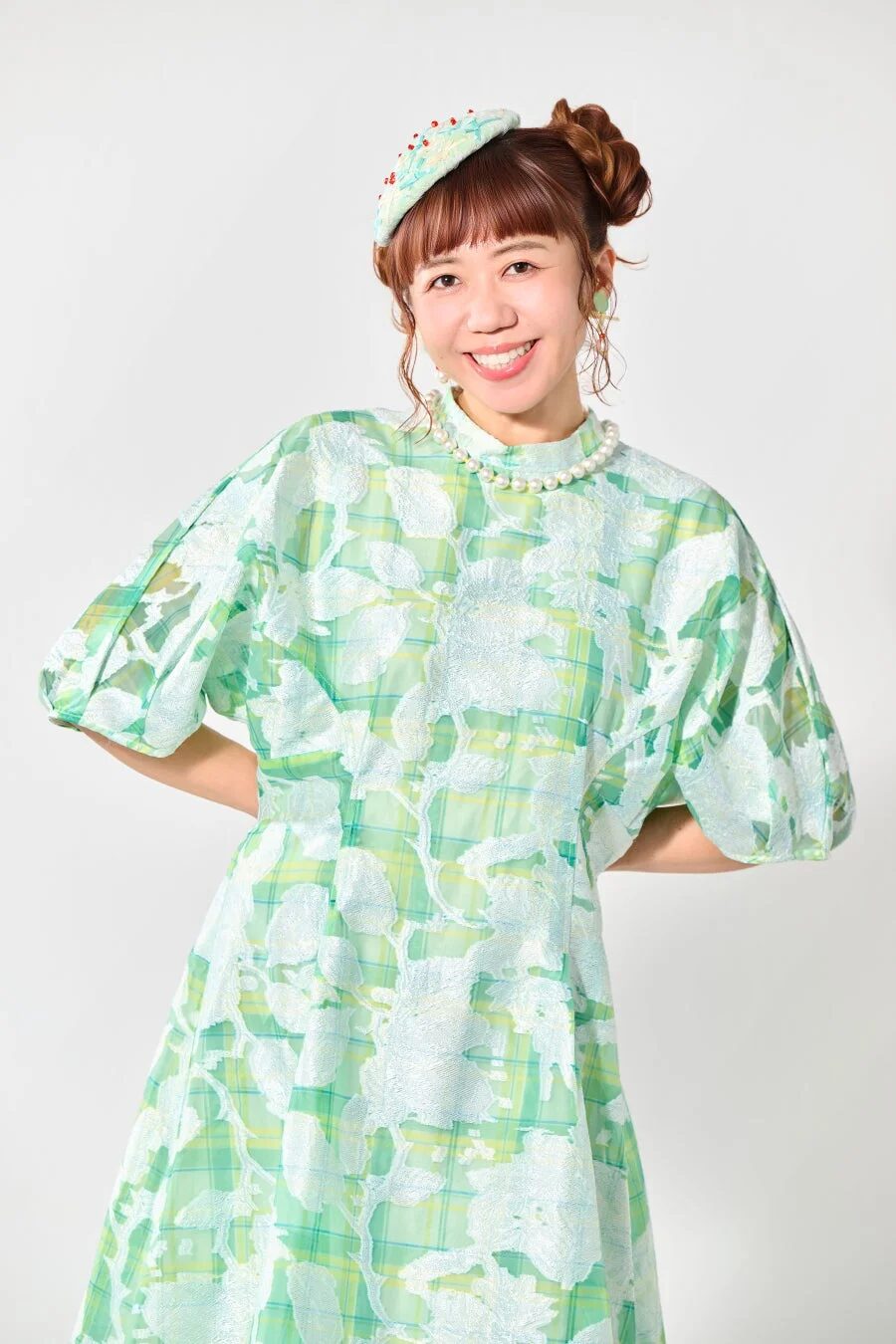 女性、ポートレート、笑顔、ファッション、緑色のドレス