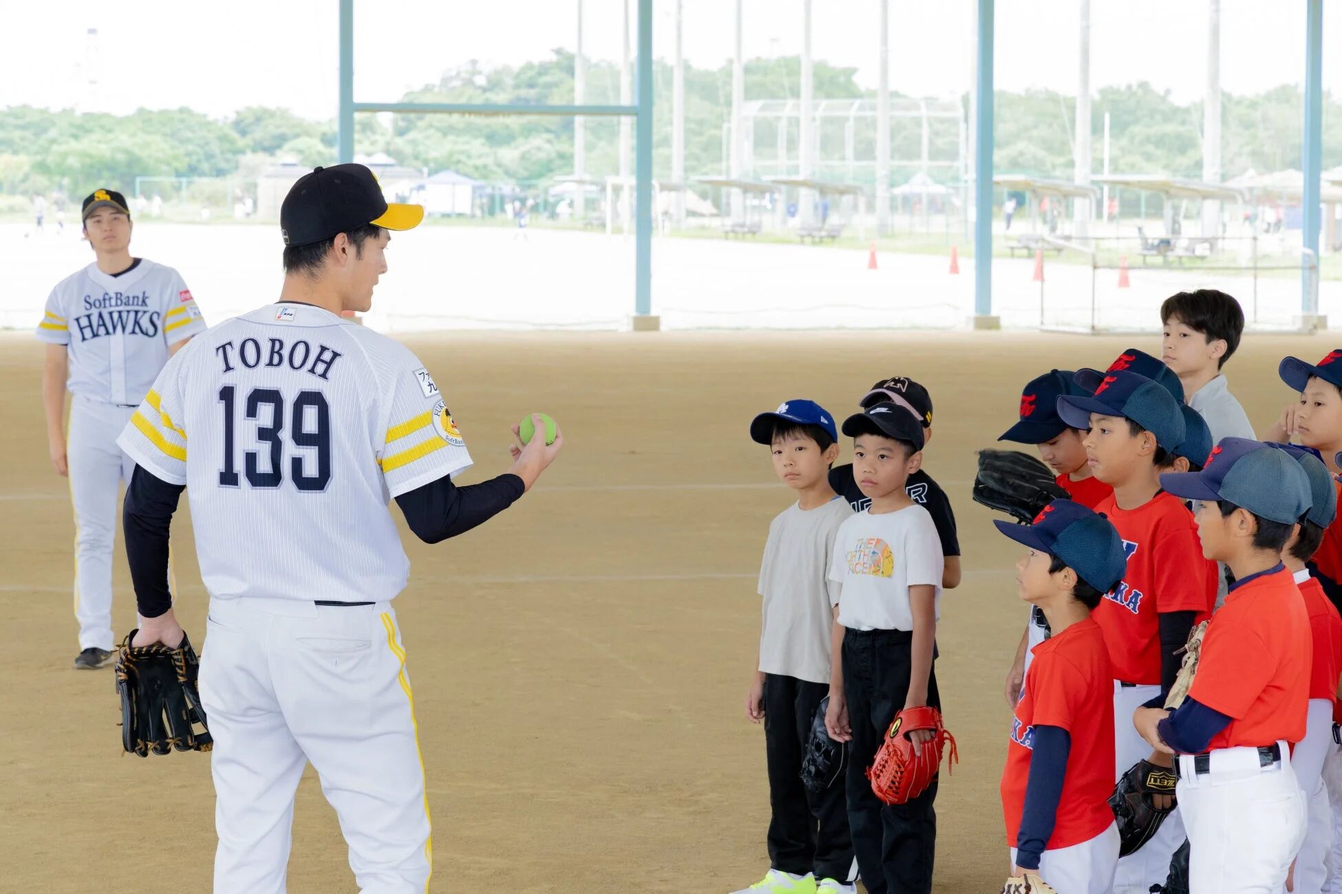 バックホームゲームで指導するコーチ