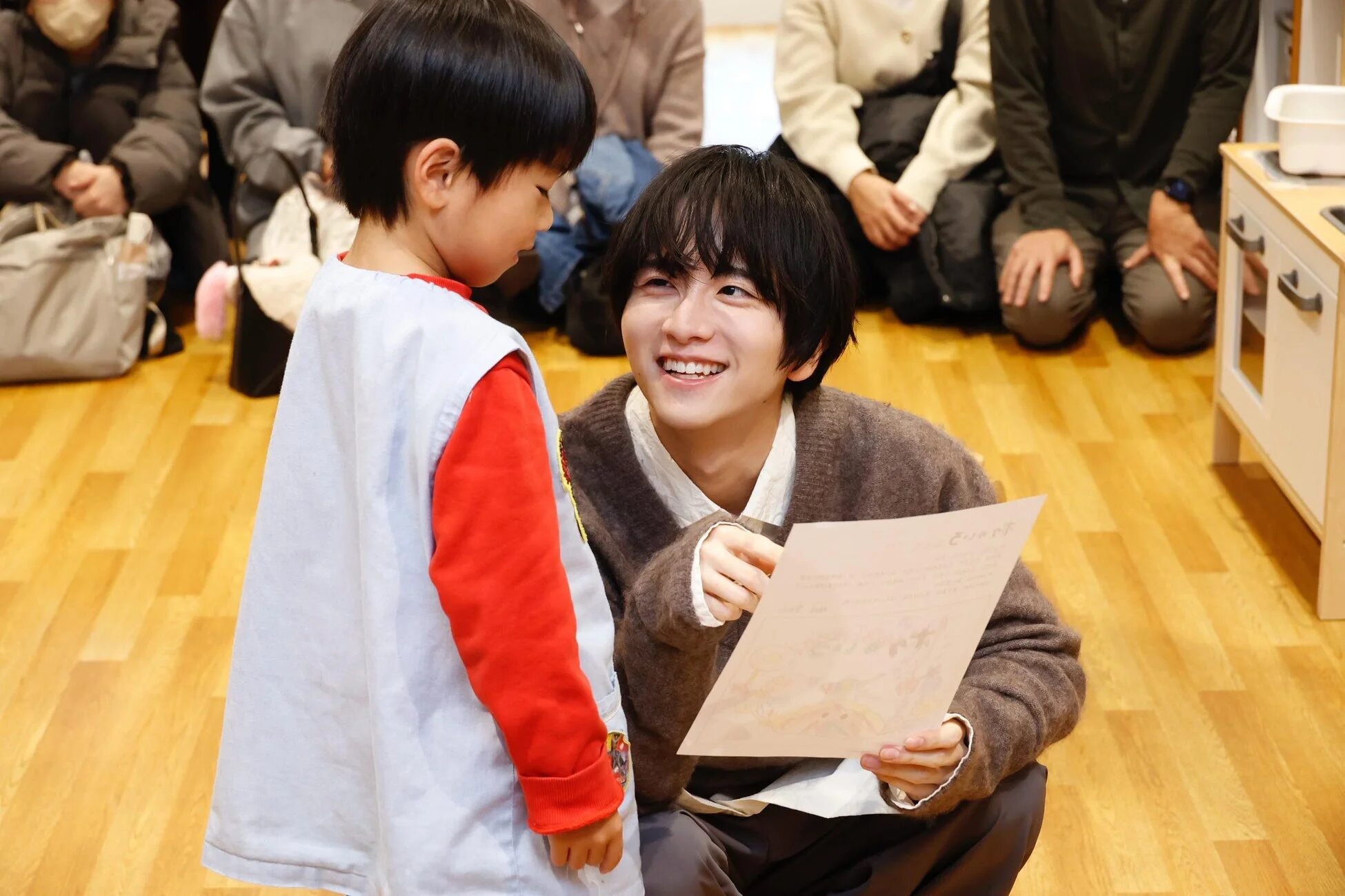 園児と交流する板垣さん