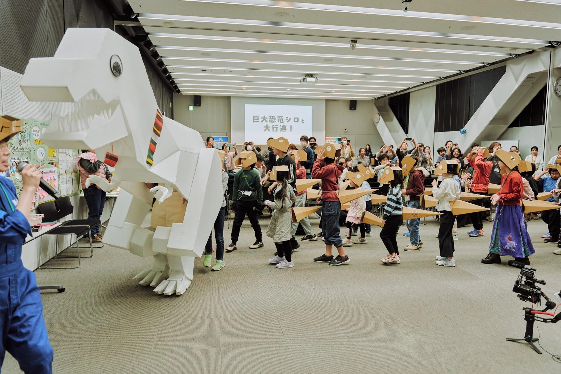 巨大恐竜シロと大行進する子どもたち